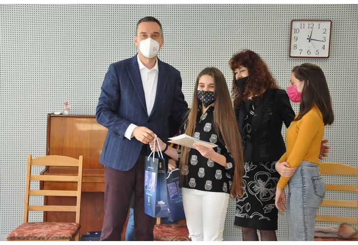 Кметът на Бургас награди ученици с престижни международни награди от музикални конкурси Кметът на Бургас награди ученици с престижни международни награди от музикални конкурси